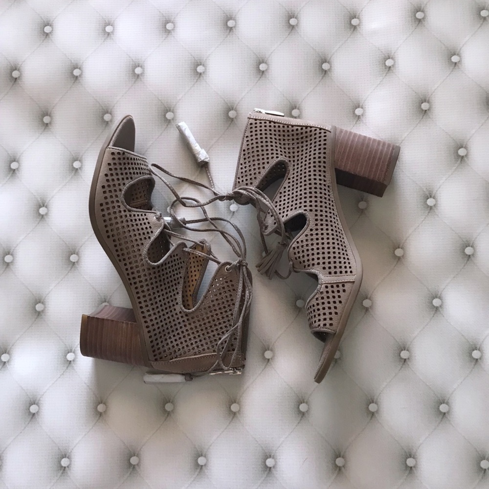 NWOT Franco Sarto Honolulu Cut Out Lace Up Sandal